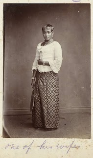 Portret van een jonge vrouw gekleed in een rok met een witte top