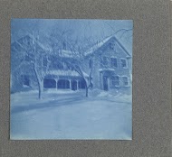 Meisje staand voor een veranda, Verenigde Staten