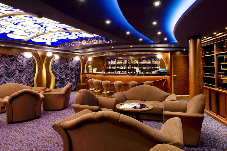 MSC Divina's Cigar Lounge is the ideal place to relax and enjoy an after dinner apéritif.