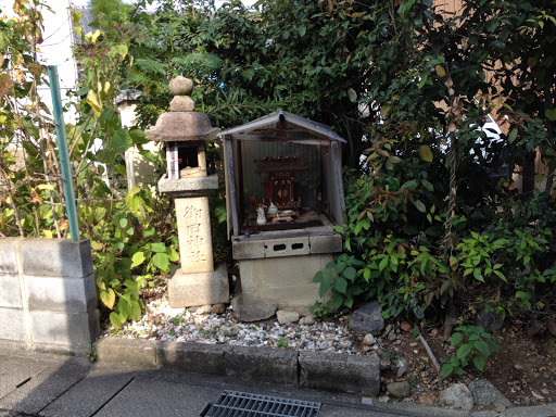 御田神社 灯籠と祠