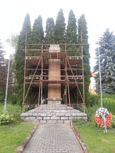 Památník před školou Olešnice