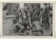 Spelende Surinaamse jongetjes in het binnenland van Suriname