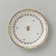 Schaal, rond en diep, behorend bij een servies versierd met geslingerd lintmotief met bladertakken, bloemboeketten en gestrooide bloemtakken