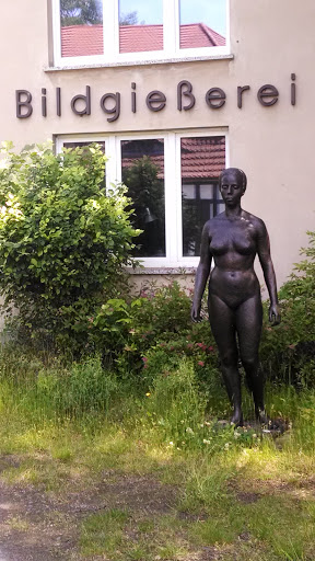 Nackte Bronzefrau