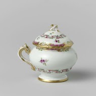 Pasteipot,rond,met deksel en oor, behorend bij een servies met geslingerd lintmotief met bladertakken, bloemboeketten en gestrooide bloemtakken