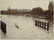 Roeiers op de Amstel, gezien vanaf de Nieuwe Amstelbrug in Amsterdam in zuidelijke richting