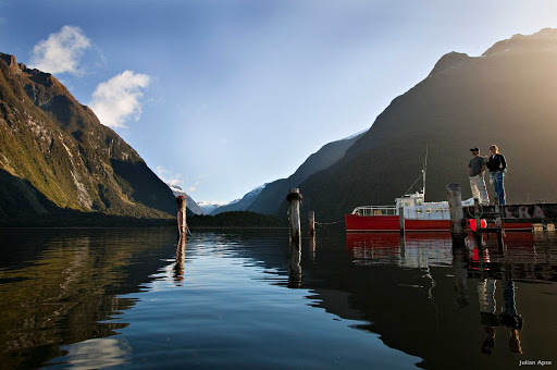 Milford_Deep_Underwater_Observatory - Sheltered by high peaks, the water of Milford Sound is still and deep. After you’ve toured the sound by cruise boat, it’s interesting to see what’s happening beneath the surface at the Milford Deep Underwater Observatory. The fjord’s underwater life includes rare black coral and anemones, sponges and unusual fish species.