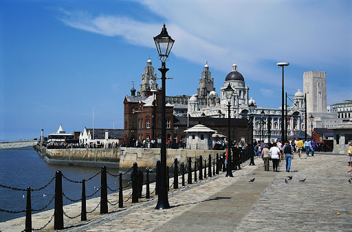 England, Merseyside, Liverpool, walkway around Albert Dock - David