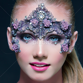 Sian by Alistair Cowin - People Portraits of Women