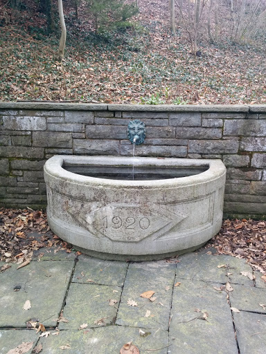 Zug kleiner Oval-Brunnen