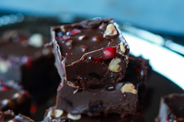 {Skinny} Dark Chocolate Pomegranate Hazelnut Fudge