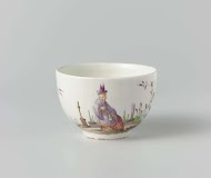 Kop zonder oor, veelkleurig beschilderd met chinoiserieën en losse bloemtakken langs de randen