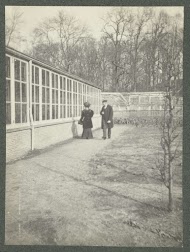 Margo J. J. Kessler en man wandelend over een tuinpad