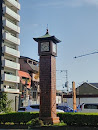 緑の屋根の茶色い時計塔