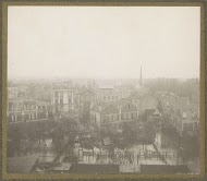 Ondergelopen buitenwijk van Parijs gezien vanuit een venster