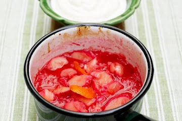 Stewed rhubarb and vanilla yoghurt