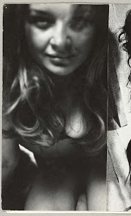 Het gezicht van een op de knieën zittende naakte vrouw