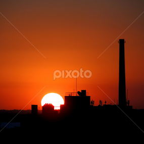 Pôr do sol no Gasômetro by Lígia Halmenschlager - Landscapes Sunsets & Sunrises