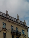 Статуи на крыше