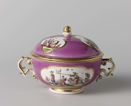 Terrine met deksel, veelkleurig beschilderd met chinoiserieën in uitgespaarde vierpassen in een violette fond