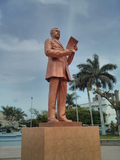 Estatua De Lázaro Cárdenas