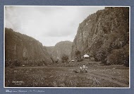 Kloof van Harau op Sumatra met op de voorgrond drie jongens