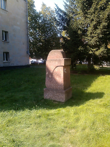 Памятник Рядом С Театром