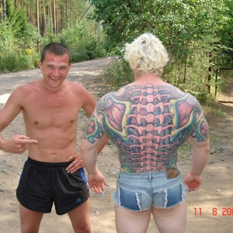 Hombre tatuado y con colmillos largos
