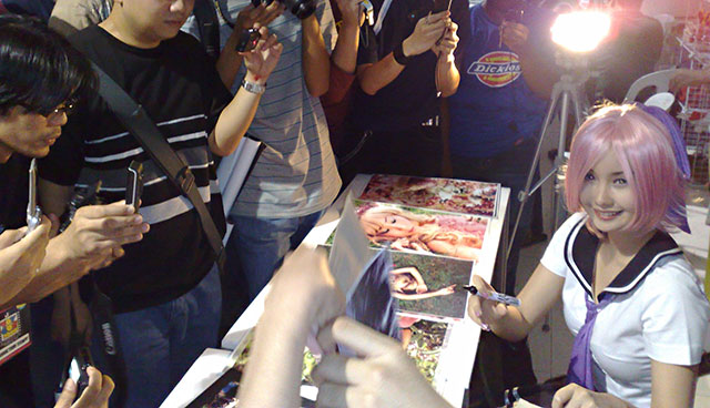 Filipina cosplay queen Alodia Gosiengfiao signs autographs at ToyCon 2008.