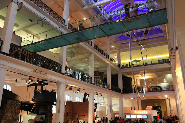 Science Muzeum - exponáty jsou rozprostřeny na plše několika pater