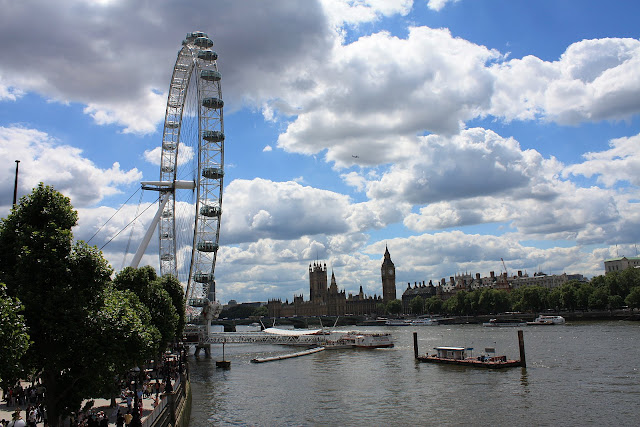 Pohled na Londýnské Oko z Londýnské Oko z Hungerford Bridge, v pozadí Big Ben a House of Parliament.
