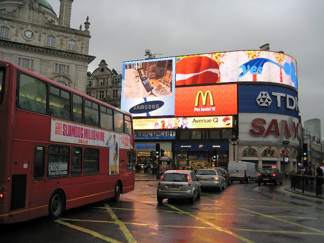 Světelné reklamy na náměstí Piccadilly Circus.