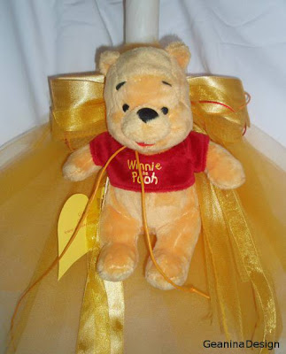 Lumanare pentru botez cu tema ursuletului Winnie the Pooth cu organtina galbena.