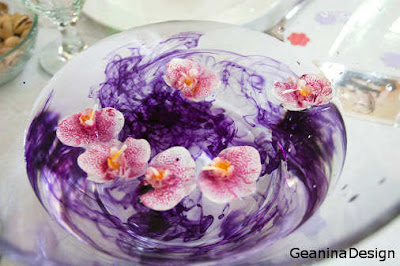 Accesorii pentru nunta: boluri conice cu apa mov si orhidee lumanari.