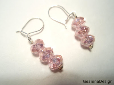 Cercei din cristale Swarovski roz, dintr-un set de bijuterii.