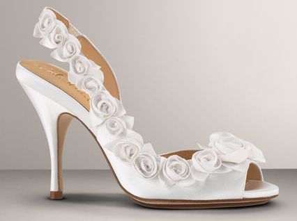 صور الاحذية البيضاء للعروسة مع مجموعة من احذية الخطوبة الملونة