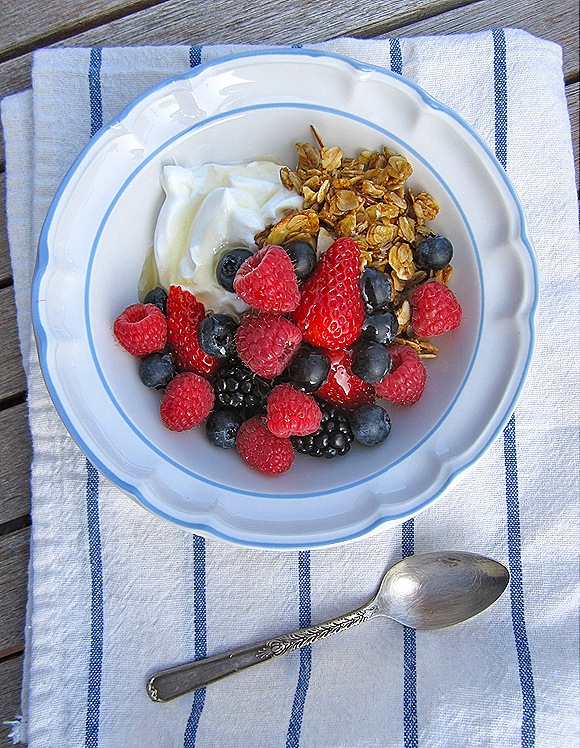 Granola with Yogurt, Berries & Honey