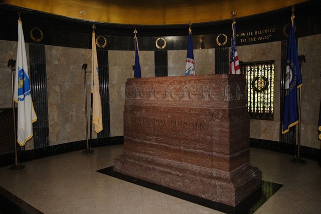 [Lincoln_Tomb_Interior6.jpg]