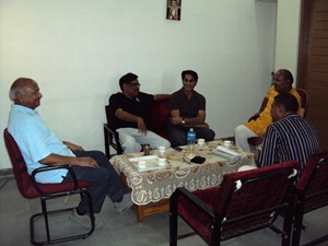 प्रो. पालीवाल (सबसे बाएं) के घर में सुबह की चाय
