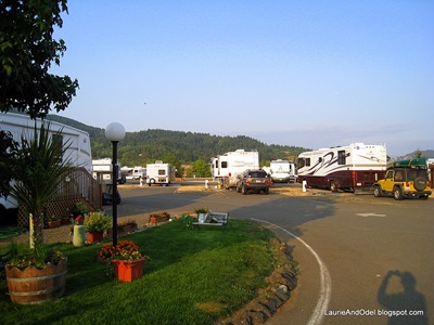 Scoopy in the center at Umpqua Golf and RV Resort