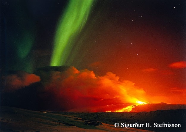 [Volcano and Aurora in Iceland[3].jpg]