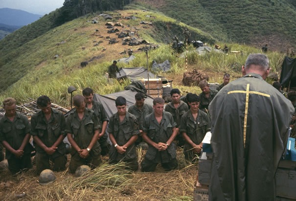 [soldiers-pray-with-army-chaplain-vietnam[2].jpg]