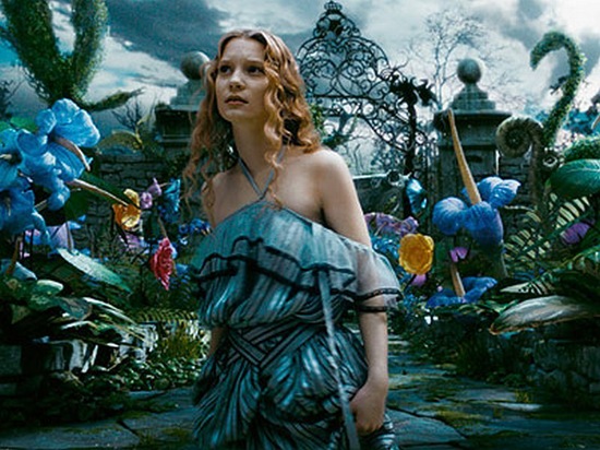 [Alice-in-Tim-Burton-s-Alice-In-Wonderland-alice-in-wonderland-2009-7168314-800-600[4].jpg]