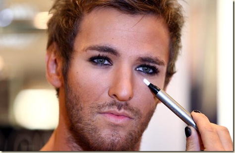 Las-mujeres-se-siente-mas-atraidas-por-los-hombres-maquillados
