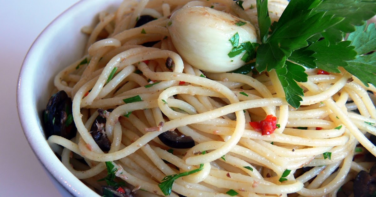 Spaghetti mit Anchovis und Oliven