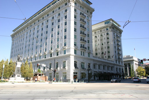Workers building the Hotel Utah pose, 1910