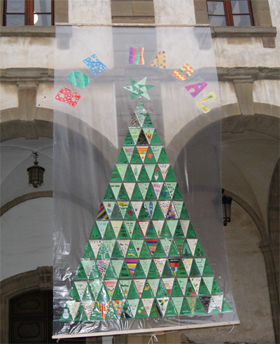 Arbre de Nadal fet amb postals de tothom.
