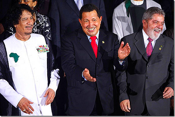 Gadafi,-Chávez-y-Lula-posan-para-la-foto-oficial-de-la-II-Cumbre-América-del-Sur---África-en-Porlamar,-Isla-Margarita-.expand