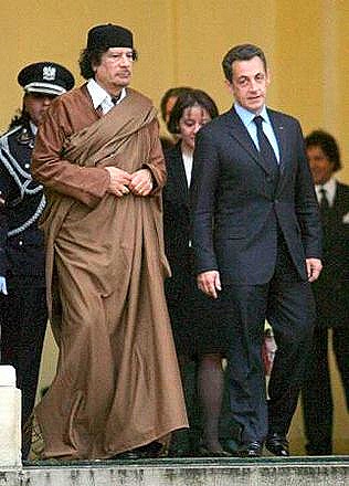 [Gadafi y Sarkozy EFE[7].jpg]