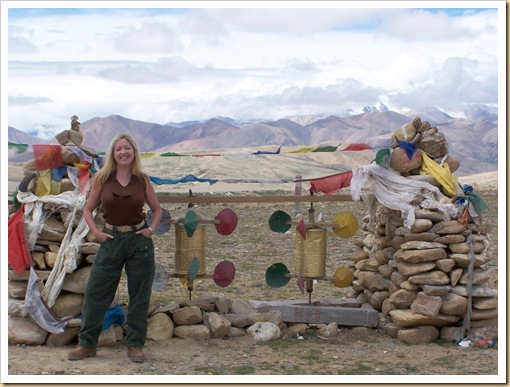 Tíbet, banderolas y molinillos de oración cerca de Tingri